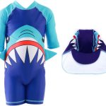 بدلة سباحة للاولاد بتصميم سمكة قرش واكمام طويلة مع قبعة (عامل حماية من الاشعة فوق البنفسجية 50+) تحجب 99% من الاشعة فوق البنفسجية