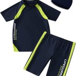 بدلة سباحة للاولاد باكمام قصيرة بعامل حماية من الاشعة فوق البنفسجية 50+ للحماية من الطفح الجلدي مع قبعة من قطعتين، بدلة سباحة للاطفال بعمر 4-14 سنة