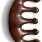 مدلك فروة الرأس الخشبي من كيوردر - امشاط واسعة الاسنان مصنوعة يدويا من خشب الصندل الاخضر الطبيعي بنسبة 100% - مشط تدليك خشبي ومشط من خشب الصندل للعناية الفاخرة بالشعر