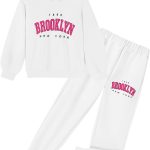 كيونيو طقم ملابس للبنات الصغيرات مكون من سويت شيرت بغطاء للرأس مطبوع عليه حروف وسروال رياضي بجيوب للبنات من قطعتين