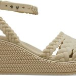 كروكس صندل بكعب عريض وحزام للكاحل من بروكلين للبالغين من الجنسين