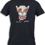 تي شيرت قطني للرجال من اي كابرون™ بلون جملي مع نظارة شمسية | ذكريات ابو ظبي | هدية تذكارية لجذب المدينة السياحية