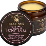 بلسم تيرا لوتس العضوي من شحم البقر المغذي على العشب مع العسل الخام - كريم مرطب لبشرة ناعمة وملساء - مرطب طبيعي بالكامل مصنوع يدويًا - 2 أونصة (خزامى)