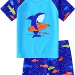 زي سباحة ازرق للاولاد من بيجثري، سروال سباحة للحماية من الشمس للحماية من الطفح الجلدي وقميص سباحة، قميص سباحة سريع الجفاف بنمط ديناصور وسروال سباحة