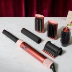 ⁦مصفف الشعر الطويل متعدد الاستخدامات من دايسون إصدار خاص Airwrap™ باللون البرونزي الفراولة والوردي الخوخي مع مشط لفك التشابك⁩ - الصورة ⁦3⁩