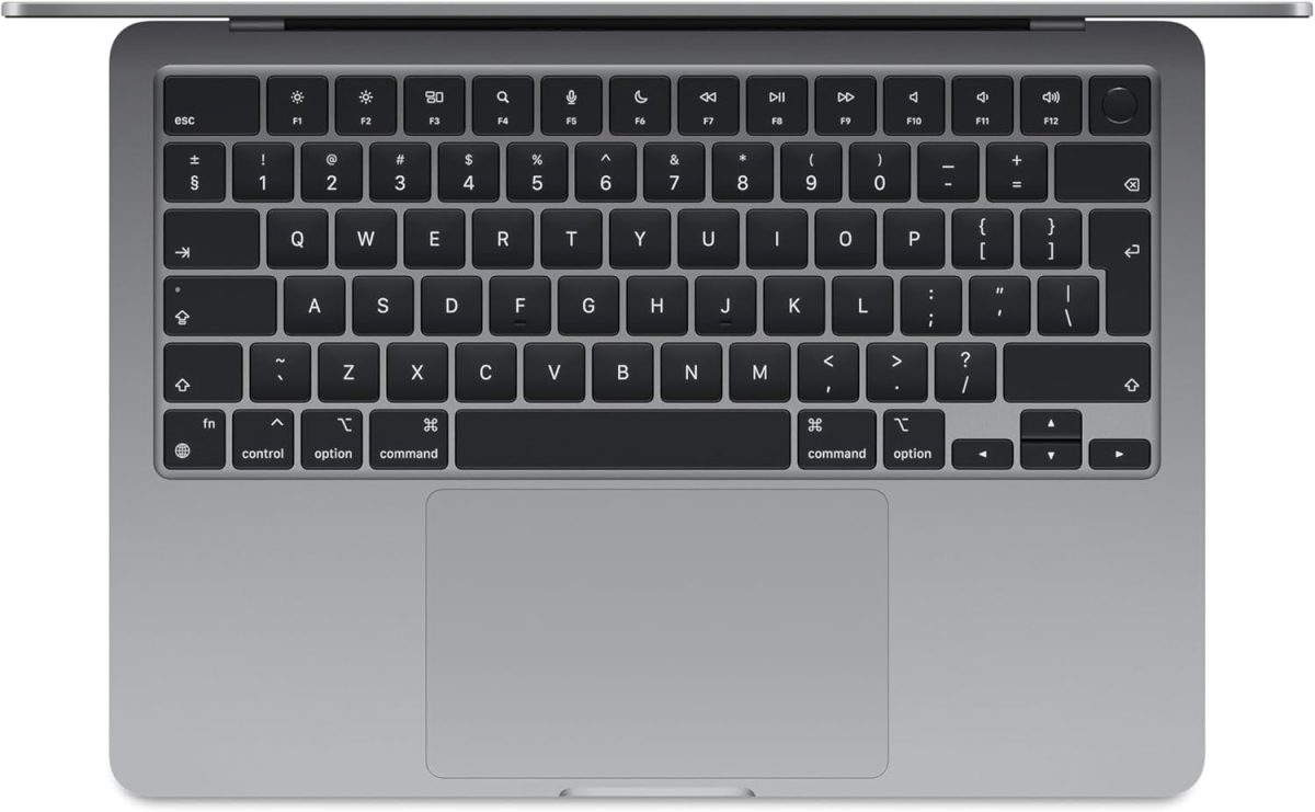 ⁦MacBook Air موديل 2024 من Apple (مقاس 13 إنش، شريحة Apple M3 بوحدة معالجة مركزية ثمانية النوى ووحدة معالجة رسومات غرافيك مع 10 نوى، ذاكرة موحدة 8GB‏، 512GB) - رمادي فلكي؛ العربية/الإنجليزية⁩ - الصورة ⁦2⁩