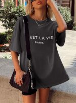 ⁦تي شيرت كاجوال فضفاض باكمام قصيرة للنساء من سي اس داجيو، تي شيرت عصري مناسب للخروج برقبة دائرية ضيقة للصيف برسومات جرافيك⁩ - الصورة ⁦2⁩