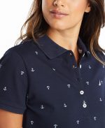 ⁦قميص بولو قطني قابل للتمدد بياقة مقلمة كلاسيكي للسيدات من Nautica⁩ - الصورة ⁦4⁩