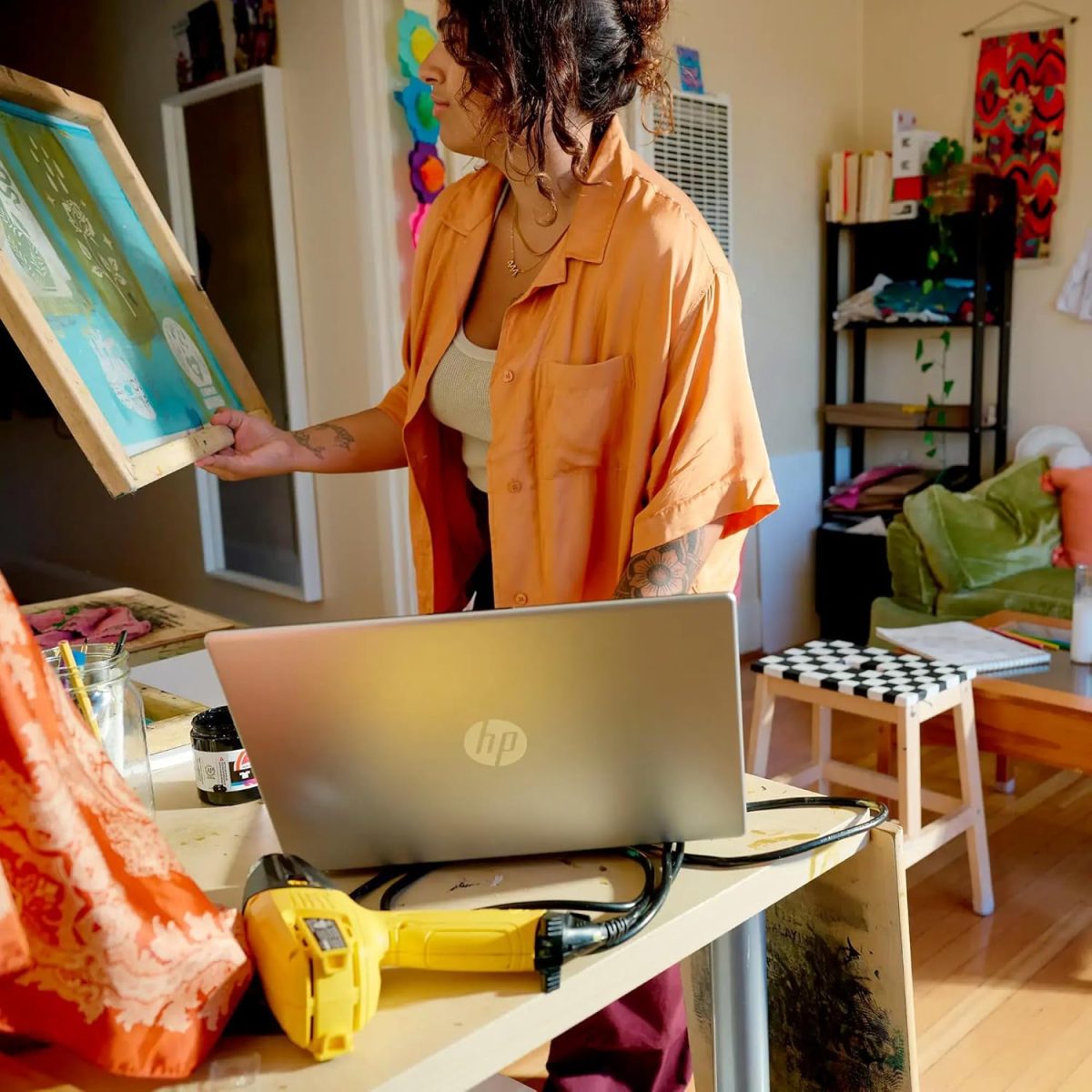 ⁦HP لابتوب للاعمال بشاشة لمس 15.6 انش ومعالج i3-1215U سداسي النواة (يتفوق على i5 1135G7) وذاكرة RAM 16GB وSSD 1TB وويندوز 11 برو لون فضي انيق مع شاحن⁩ - الصورة ⁦6⁩