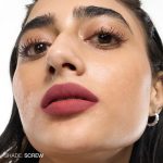 ⁦احمر شفاه سائل مات ليب ويب يدوم 12 ساعة من فاي بيوتي | يدوم طويلا | لا يجف | تركيبة موس ناعمة مقاومة للتلطخ | نباتي | غني بفيتامين E وشيري كوفي - برغي⁩ - الصورة ⁦2⁩