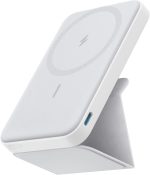 بطارية Anker المغناطيسية، شاحن محمول لاسلكي قابل للطي 5K مع حامل ومنفذ USB-C (على الجانب)، مخصصة فقط لـ MagSafe وiPhone 15/15 Plus/15 Pro/15 Pro Max وiPhone14/13 Series (اللون الأبيض).