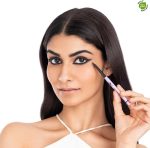 ⁦قلم كاجال اسود مقاوم للماء بتركيبة ناعمة وكريمية ومقاومة للتلطخ وانزلاق سلس كريمي وسلس مع فيت اي من بلام⁩ - الصورة ⁦5⁩