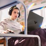 ⁦HP لابتوب العاب فيكتس 15.6 انش 144Hz FHD، AMD رايزن 5 7535HS، 32GB DDR5 RAM، 1TB SSD، AMD راديون RX 6550M، بيتس RTX 2050، كيبورد باضاءة خلفية، ويندوز 11 برو، فضي ميكا⁩ - الصورة ⁦4⁩