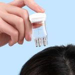 ⁦اداة توزيع زيت الشعر من قطعتين، اداة توزيع زيت الشعر لتدليك فروة الرأس، زجاجة توزيع مشط للجذور، موزع زيت شعر محمول للعناية بفروة الرأس، تفريغ سائل سلس، اداة وضع مشط فروة الرأس⁩ - الصورة ⁦5⁩