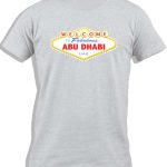 تي شيرت قطني للرجال بعبارة «Welcome To Fabulous Abu Dhabi» من اي كابرون | ذكريات ابو ظبي | هدية تذكارية للمدينة السياحية