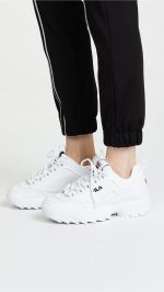 ⁦حذاء رياضي نسائي منخفض الرقبة من Fila⁩ - الصورة ⁦3⁩