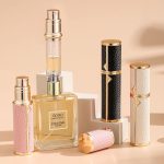 ⁦زجاجة بخاخ عطر صغيرة محمولة قابلة لاعادة الملء من ستايونج، 3 قطع - زجاجة بخاخ جلدية معدنية، حافظة مضخة رائحة للسفر والخروج، 5 مل (اسود وابيض وزهري)⁩ - الصورة ⁦5⁩