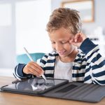 ⁦قلم ايباد الجيل الثاني مع شحن مغناطيسي ومنفذ USB، قلم ستايلس لجهاز ايباد مع خاصية رفض راحة اليد، متوافق مع ايباد 10/9/8/7/6، ايباد ميني 6/5، ايباد اير 5/4/3، ايباد برو 11 انش، ايباد برو 12.9 انش⁩ - الصورة ⁦6⁩