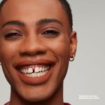 ⁦ريفلون احمر شفاه سائل غير لامع ليميتليس من كولور ستاي موديل بيهافيور⁩ - الصورة ⁦9⁩