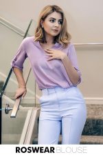 ⁦بلوزة كاجوال بقبة V واساور اكمام عريضة من روز وير مناسبة للعمل⁩ - الصورة ⁦4⁩