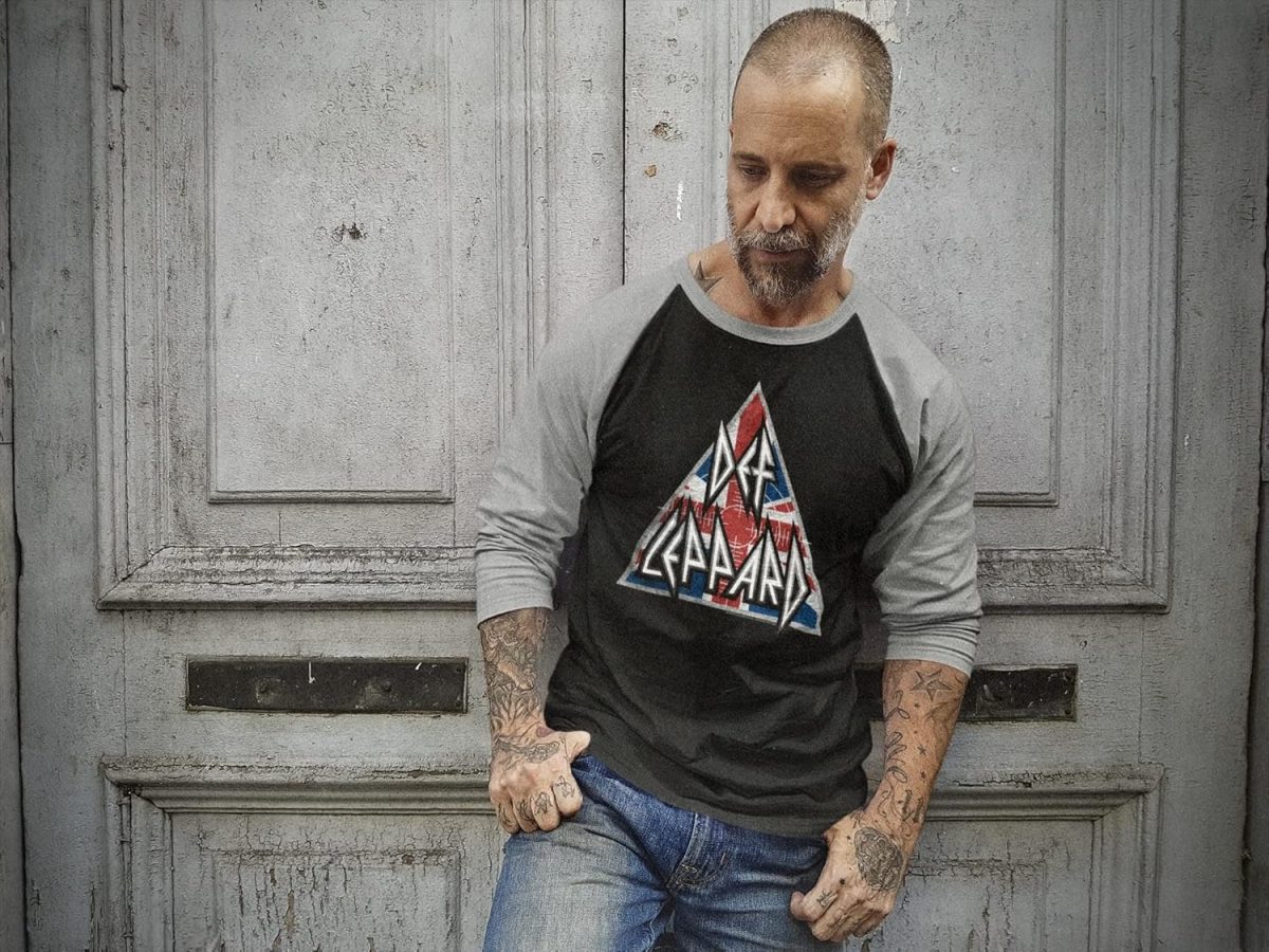 ⁦تي شيرت ديف ليبارد 80s Heavy Metal Band RocknRoll Brit Flag Logo Adult Raglan T⁩ - الصورة ⁦3⁩