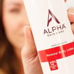 ⁦الفا لوشن معطر للجسم من سكين كير مع 12% جليكوليك AHA، مرطب يومي بسيط وفعال متعدد الاغراض يرطب ويقشر مع مضاد للشيخوخة، 12 اونصة (عبوة من قطعتين)⁩ - الصورة ⁦5⁩