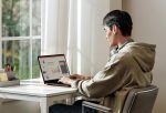 ⁦LG لابتوب جرام بوك خفيف الوزن 15 انش، معالج انتل كور i5-1334U، ويندوز 11 هوم، ذاكرة رام 8 جيجا، 256 جيجا اس اس دي - فضي تيتان⁩ - الصورة ⁦13⁩