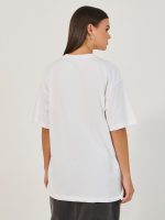 ⁦Styli Women's Slogan Printed Oversized Round Neck T-Shirt⁩ - الصورة ⁦5⁩