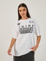 ⁦Styli Women's Slogan Printed Oversized Round Neck T-Shirt⁩ - الصورة ⁦2⁩