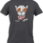 تي شيرت قطني للرجال من اي كابرون™ بلون جملي مع نظارة شمسية | ذكريات دبي | هدية تذكارية لجذب المدينة السياحية