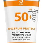 فارمسيرز كريم حماية من اس سبيكتروم بعامل حماية من الشمس 50+، 50 مل - كريم شمس خفيف للغاية وعالي التحمل مع زبدة الشيا وفيتامين E للبشرة الجافة الحساسة، UVB + UVA + HEV + IR