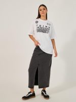 ⁦Styli Women's Slogan Printed Oversized Round Neck T-Shirt⁩ - الصورة ⁦3⁩