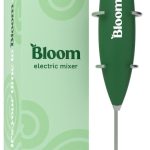 صانع رغوة الحليب من بلوم نيوتريشن، خلاط يدوي كهربائي، اداة تقليب المشروبات المحمولة، صانع رغوة للقهوة والماتشا والبروتين والبروتين، ستانلس ستيل، يعمل بالبطارية، يتضمن حامل خفاقة