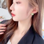 ⁦اقراط على شكل زهرة البرسيم الاخضر للنساء والفتيات من الفضة الاسترليني عيار 925 لا تسبب الحساسية على شكل عين القط وحجر البخت الدوار على شكل قلب الحب 4 اوراق نفل شامروك، اقراط صغيرة لطيفة لطيفة لاكي⁩ - الصورة ⁦2⁩