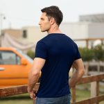 ⁦تي شيرت للرجال برقبة على شكل حرف V واكمام قصيرة للرجال من الجلد الى الجلد مع جيب⁩ - الصورة ⁦3⁩