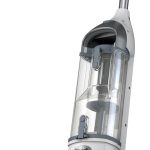 شارك مكنسة لاسلكية فري ستايل من نافيجيتور بدون كيس للسجاد والارضيات الصلبة والحيوانات الاليفة مع كوب غبار XL وفرشاة بسرعتين (SV1106) ابيض/رمادي