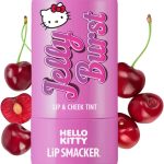 ليب سماكر ملون شفاه وخدود سو جيلي من هالو كيتي، لون شفاف ومرطب وقابل للبناء، ملمس جيلي نطاط ممتع، نكهة الكرز الحلو - كرز