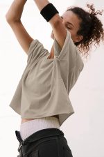 ⁦كاربتكوم قمصان رياضية كبيرة الحجم للنساء باكمام قصيرة وكتف متدلي كاجوال فضفاض لصالة الالعاب الرياضية واليوغا⁩ - الصورة ⁦3⁩
