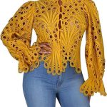 بلوزة نسائية بقبة V عميقة من الدانتيل واكمام جرس مجوفة وازرار سفلية