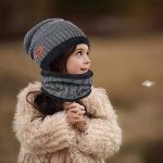 ⁦طقم وشاح وقبعة شتوية للاطفال من جويز، طقم من 4 قطع مع بطانة من خيوط الصوف، قبعة صغيرة للاطفال الاولاد والبنات، قبعة صغيرة محبوكة دافئة ووشاح للاولاد والبنات بعمر 5-14 سنة (اسود ورمادي)⁩ - الصورة ⁦5⁩