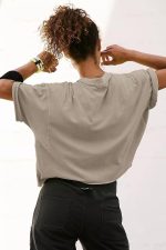 ⁦كاربتكوم قمصان رياضية كبيرة الحجم للنساء باكمام قصيرة وكتف متدلي كاجوال فضفاض لصالة الالعاب الرياضية واليوغا⁩ - الصورة ⁦2⁩
