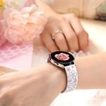⁦يو بيك سوار منقوش بالزهور متوافق مع ساعة سامسونج جالاكسي 7 سوار 6 4 5 40 ملم 44 ملم/5 برو/6 4 كلاسيك/اكتيف 2، 20 ملم، سوار رياضي لطيف من السيليكون الناعم بلونين للنساء⁩ - الصورة ⁦8⁩