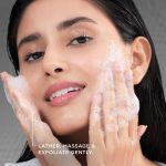 ⁦منظف وجه رغوي بيور وايت من بوندز بتركيبة تحتوي على فحم نشط لتنظيف البشرة بعمق وتفتيحها، 100 مل⁩ - الصورة ⁦5⁩