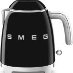 غلاية صغيرة طراز الخمسينيات من سميج، سعة 0.8 لتر مع مؤشر لمستوى المياه، قاعدة دوارة 360 درجة، اقدام مضادة للانزلاق، اسود، ضمان لمدة عام KLF05BLUK