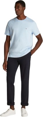 ⁦Tommy Hilfiger mens ESS SEASONAL REG FIT SOLID TEE S/S T-Shirt⁩ - الصورة ⁦6⁩