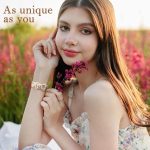 ⁦يو بيك سوار مزين بالزهور متوافق مع سوار ساعة ابل للنساء مقاس 40 ملم و41 ملم و38 ملم و42 ملم و44 ملم و45 ملم و46 ملم و49 ملم - سوار انيق منقوش على شكل زهرة لطيفة من السيليكون لسلسلة اي ووتش 10 9 8 7 6⁩ - الصورة ⁦2⁩