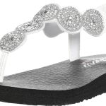 صندل نسائي من Skechers بتصميم نجوم ومظهر لامع من أحجار الراين