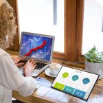 ⁦ايروفامي مكتب العاب كمبيوتر محمول 18.5 انش FHD 100Hz للابتوب وسيرفيس والكمبيوتر وبلاي ستيشن 4/5 مع حامل⁩ - الصورة ⁦9⁩