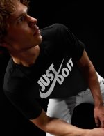⁦تيشيرت رياضي سووش للرجال مطبوع عليه Just Do It من نايك (عبوة من قطعة واحدة)⁩ - الصورة ⁦2⁩