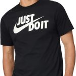 تيشيرت رياضي سووش للرجال مطبوع عليه Just Do It من نايك (عبوة من قطعة واحدة)